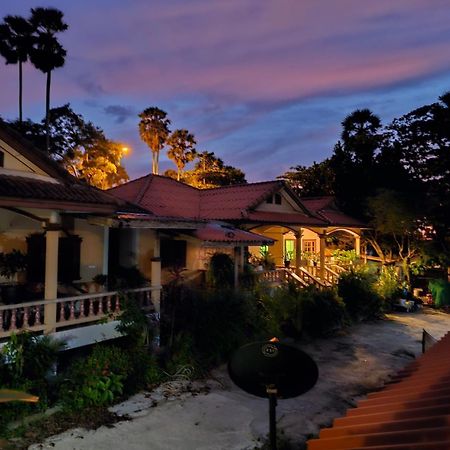Beachfront Bungalow South Of Phuket Bagian luar foto