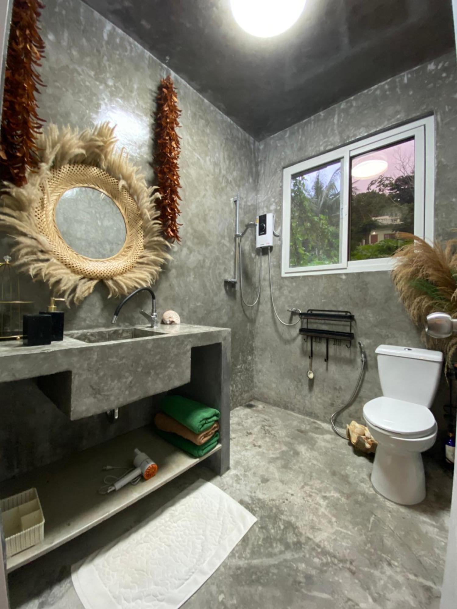 Beachfront Bungalow South Of Phuket Bagian luar foto