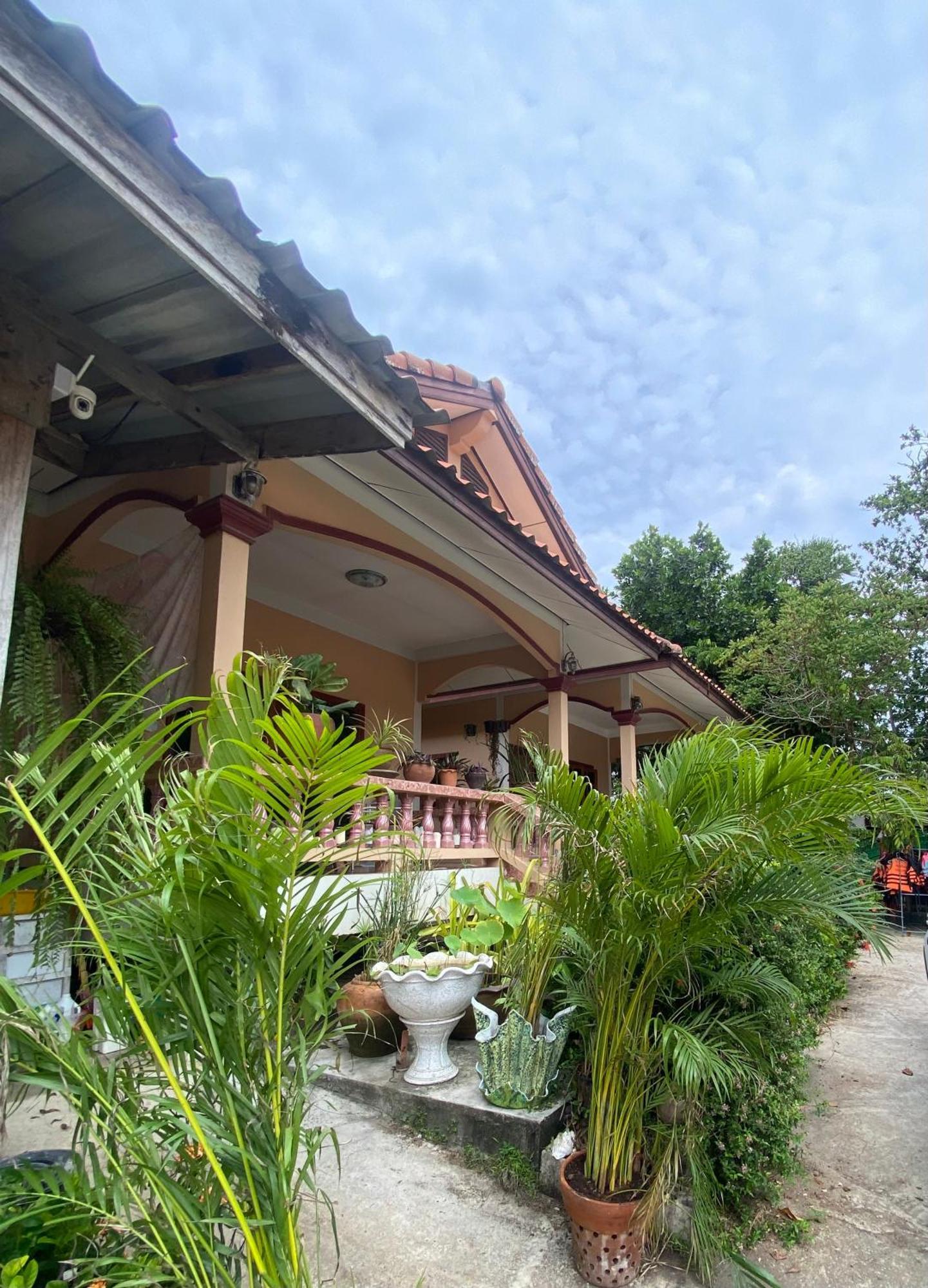 Beachfront Bungalow South Of Phuket Bagian luar foto