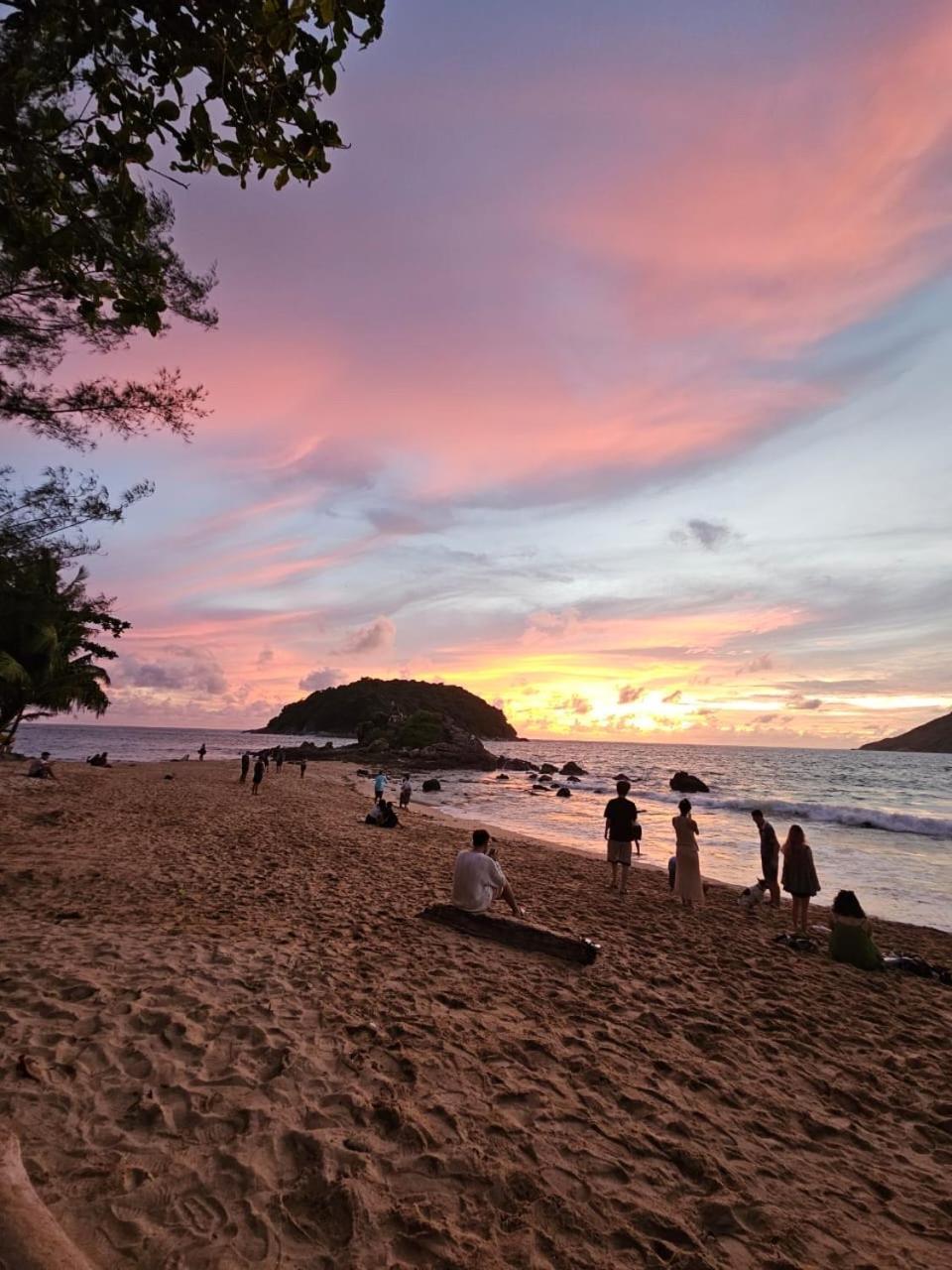 Beachfront Bungalow South Of Phuket Bagian luar foto