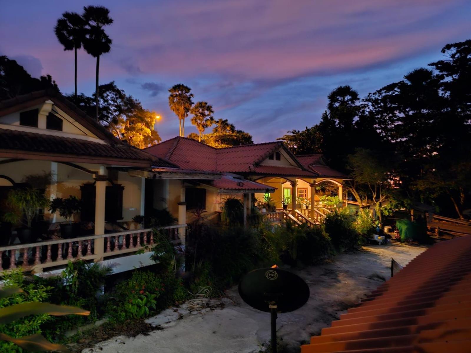 Beachfront Bungalow South Of Phuket Bagian luar foto